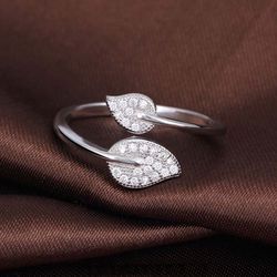 OLIVIE Nastavitelný stříbrný prsten LÍSTKY 535